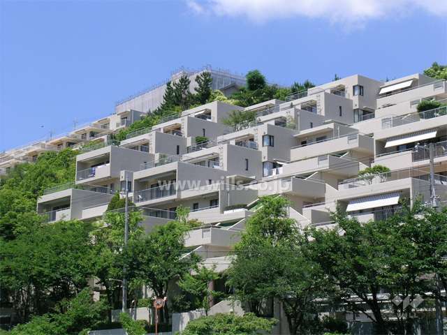 ひな壇型のマンションです