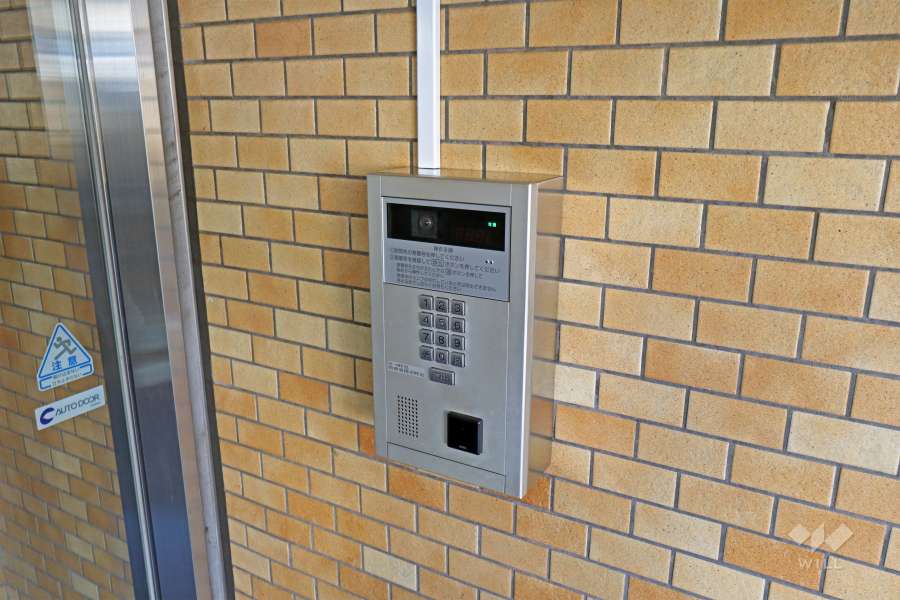 エントランスはオートロック付きです。