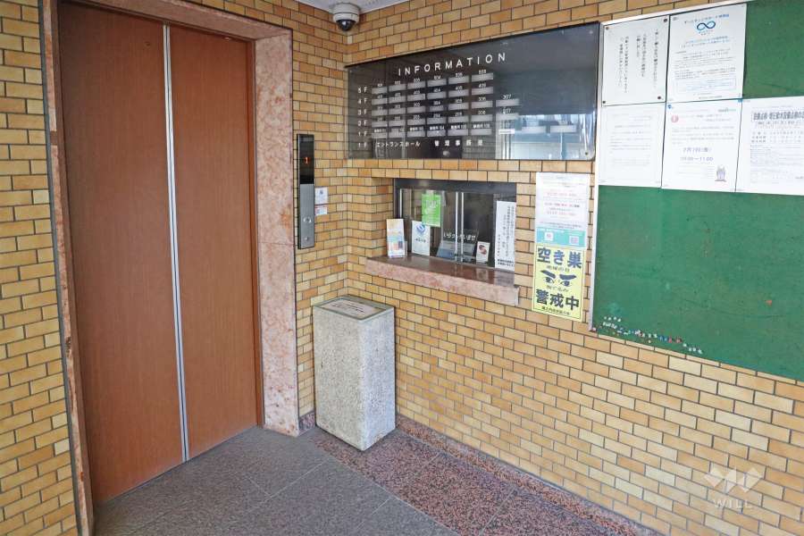 エントランス内とエレベーター