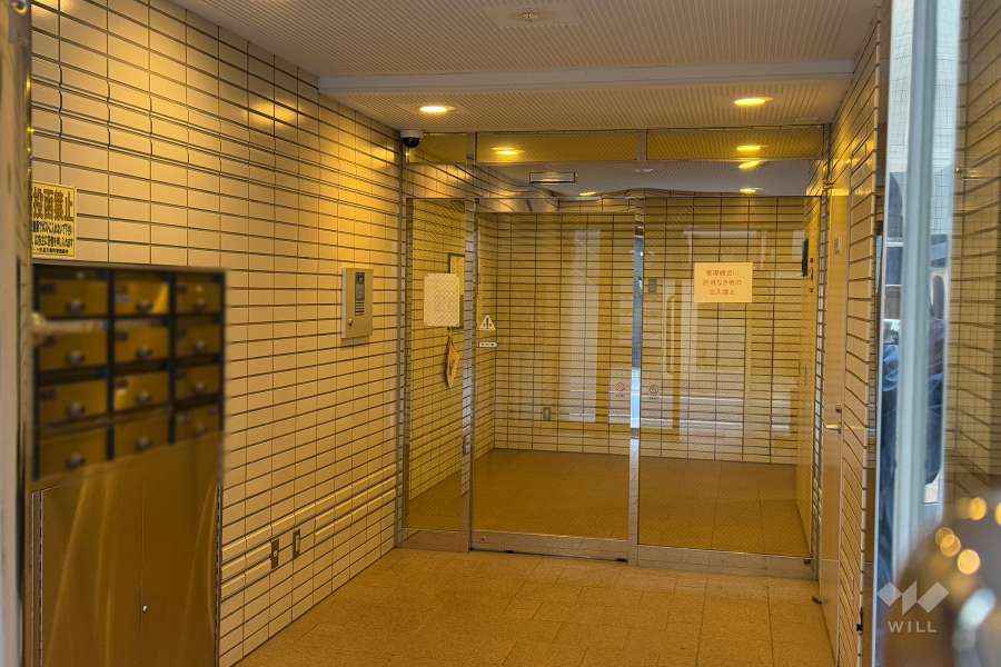 エントランスはオートロック付きです。