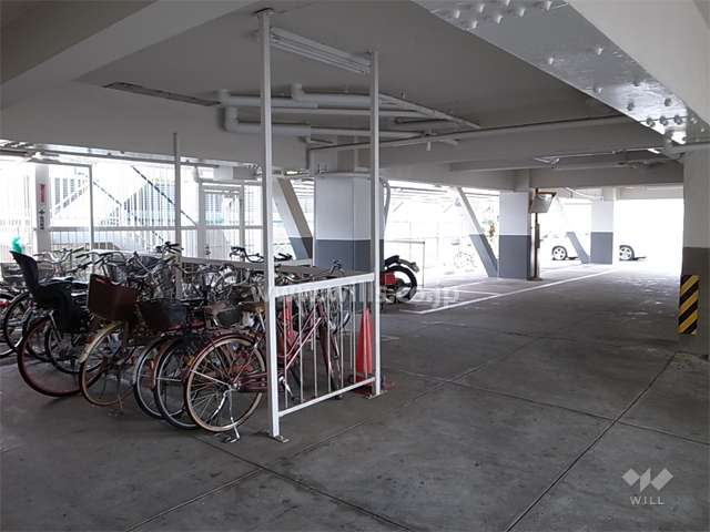 駐輪場と駐車場