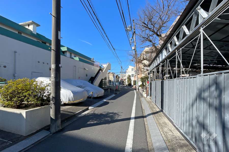 敷地西側の前面道路　