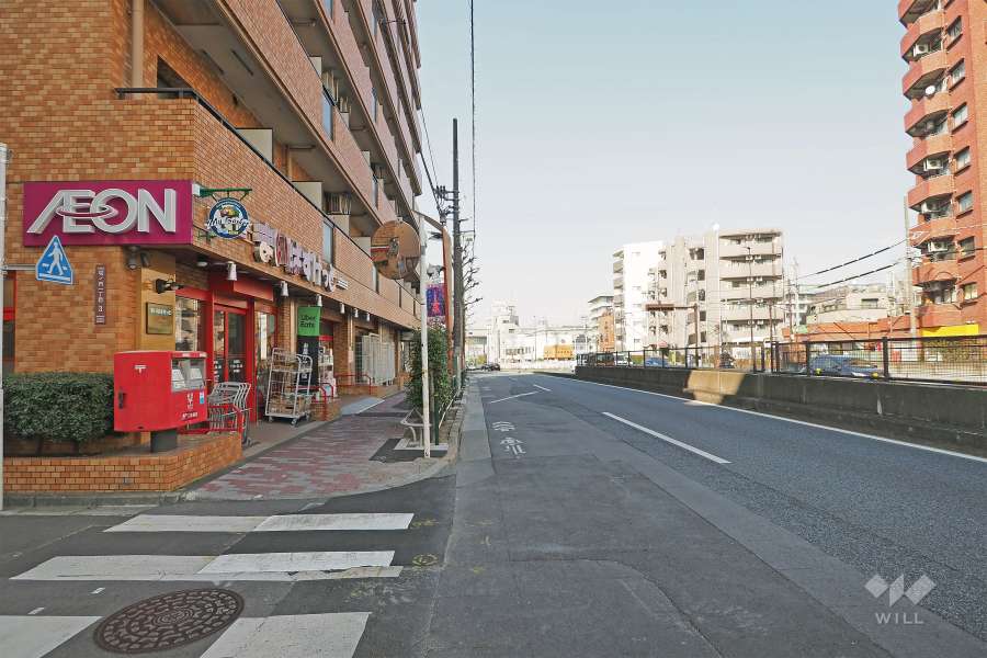 敷地東側の前面道路は環七通りです（南側から）。