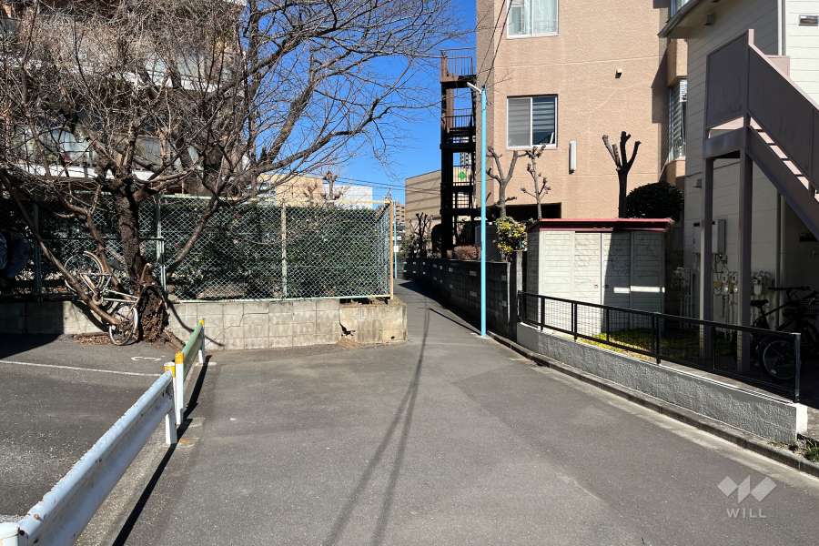 敷地の西側前面道路（南側から）