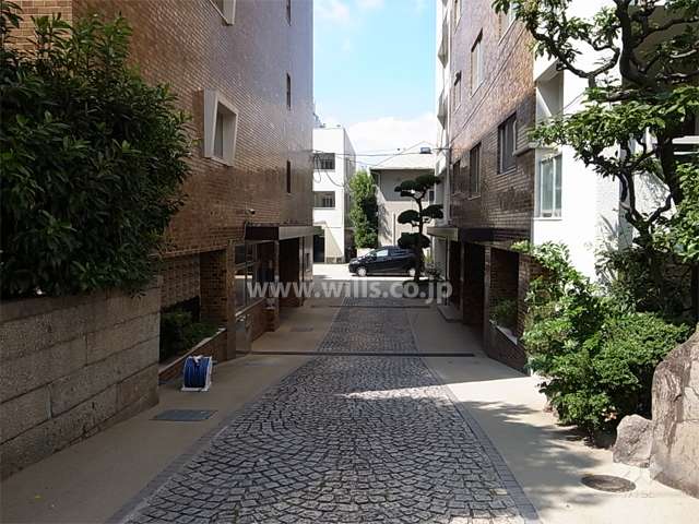南館と北館との間にある敷地入口