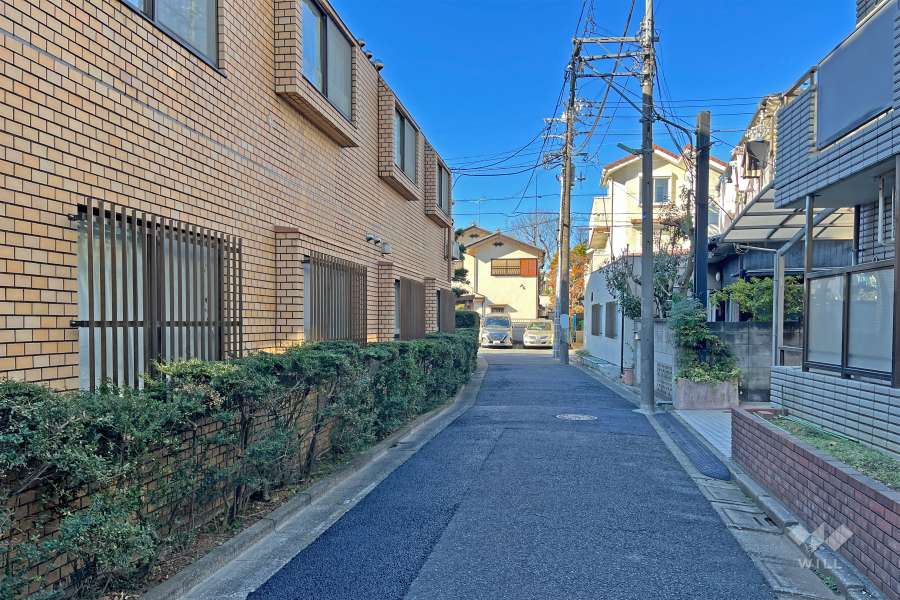 敷地の北側前面道路（東側から）