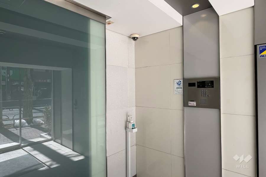 エントランスはオートロック付きです。