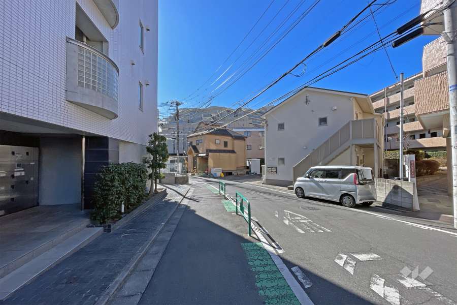 敷地の東側前面道路（北側から）