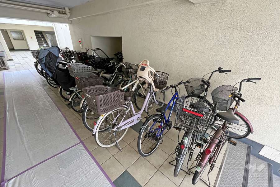 屋内に設けられた駐輪場