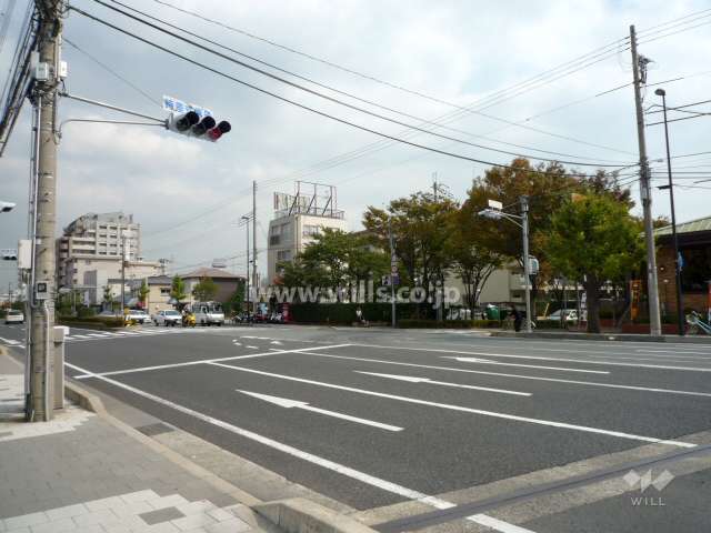 マンションの北側に国道2号線が通っています。