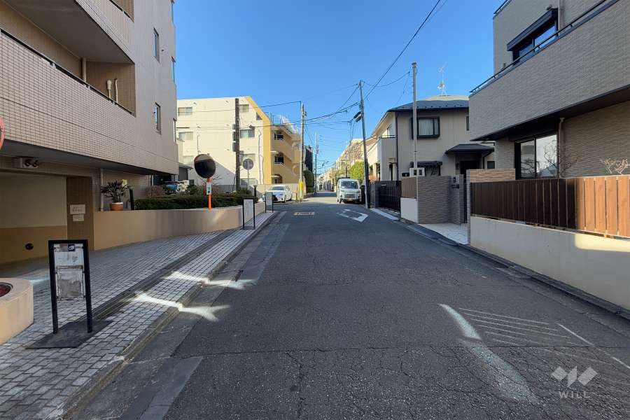 敷地の北側前面道路（東側から）
