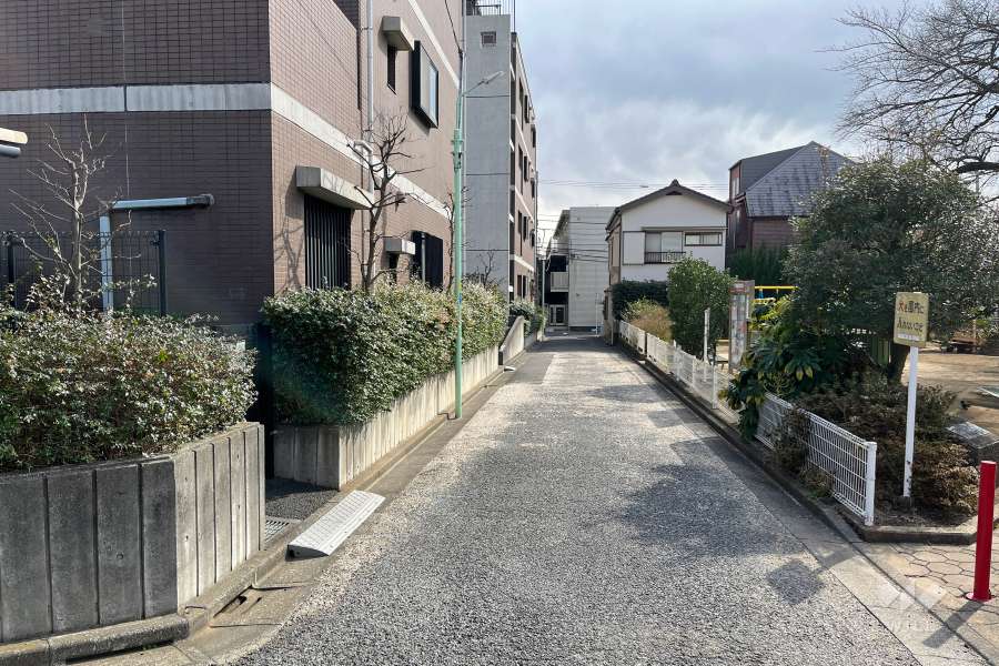 敷地西側の前面道路　