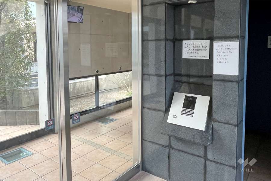 エントランスはオートロック付きです。