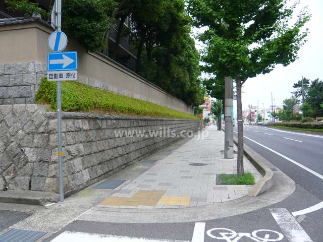 2号線側の道路はきれいに舗装されています