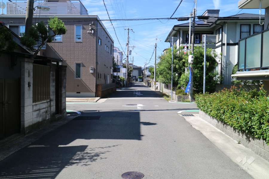 敷地東側の前面道路（東側から）