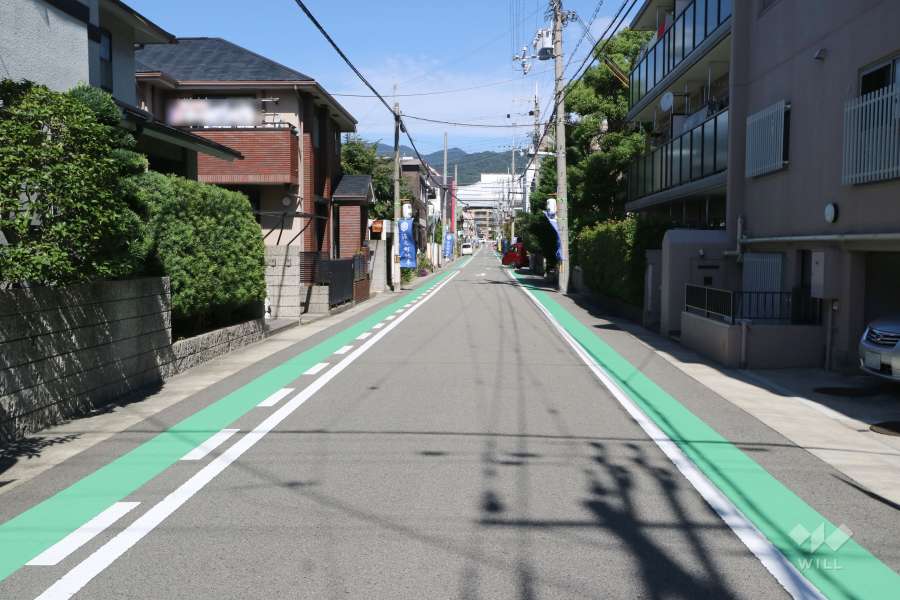 敷地西側の前面道路（南側から）
