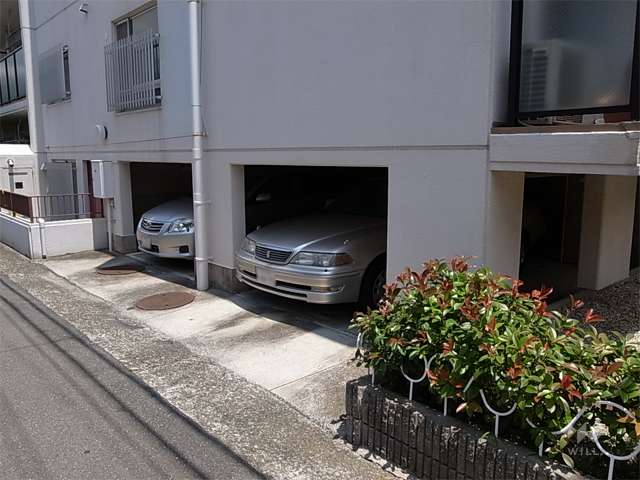 建物1階部分にある敷地内駐車場（平面式）