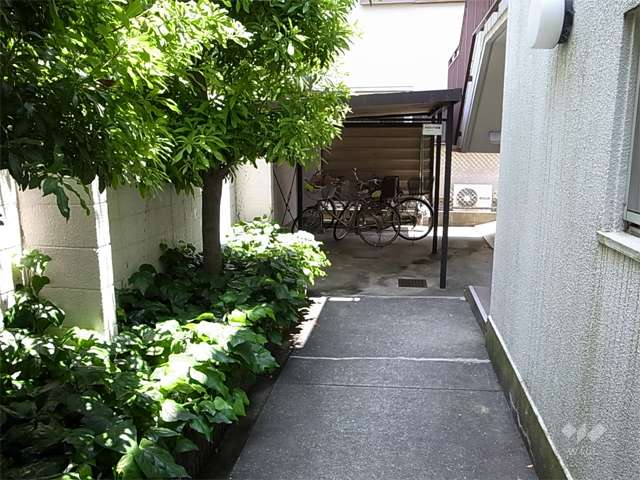 植栽スペースの緑がきれいなエントランスアプローチと駐輪場