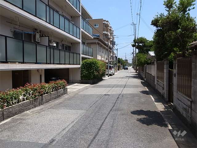 敷地南側の前面道路。周辺は区画の整った閑静な住宅地です。