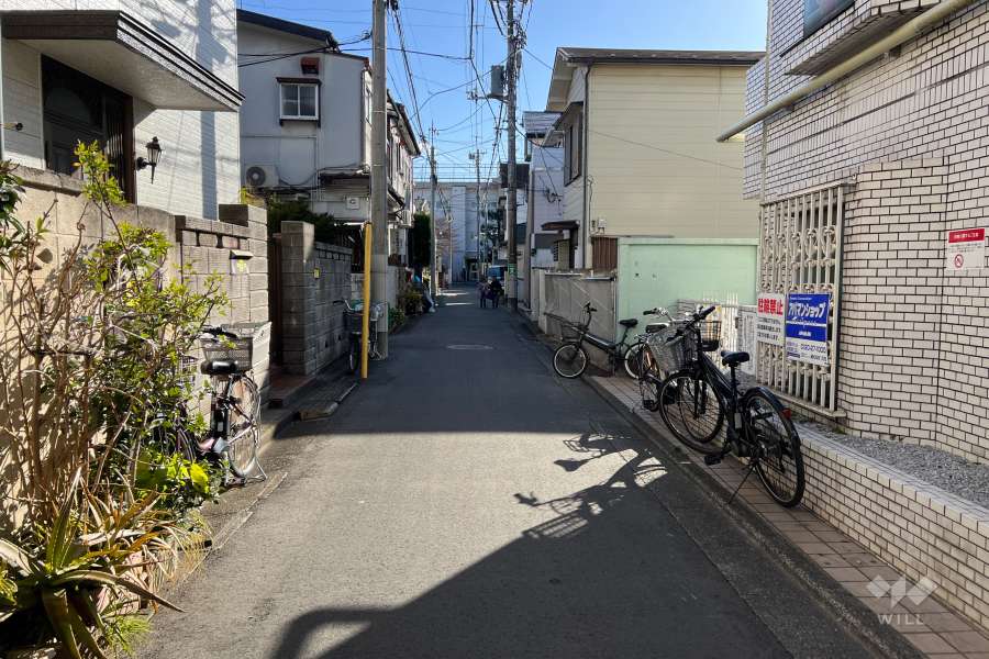 敷地の東側前面道路（北側から）