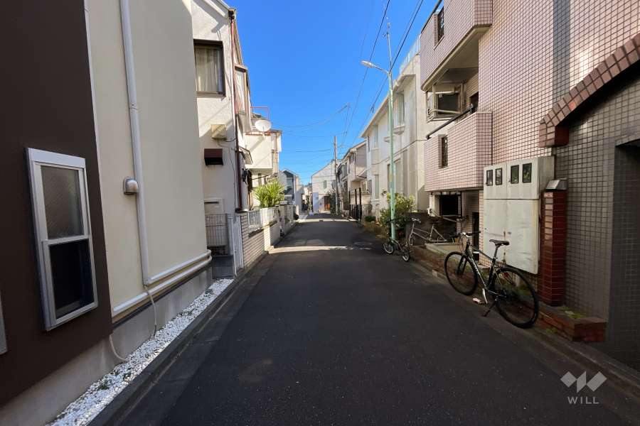 敷地北西側の前面道路（南西側から）