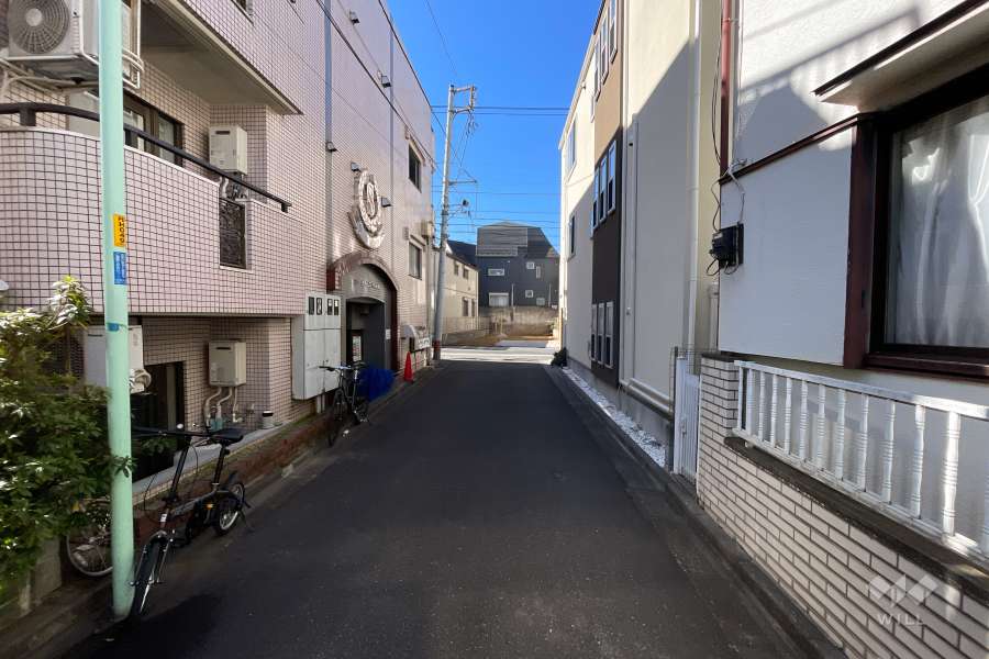 敷地北西側の前面道路（北東側から）