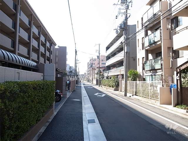 敷地の南側の道路。周辺は区画の整った住宅地です。