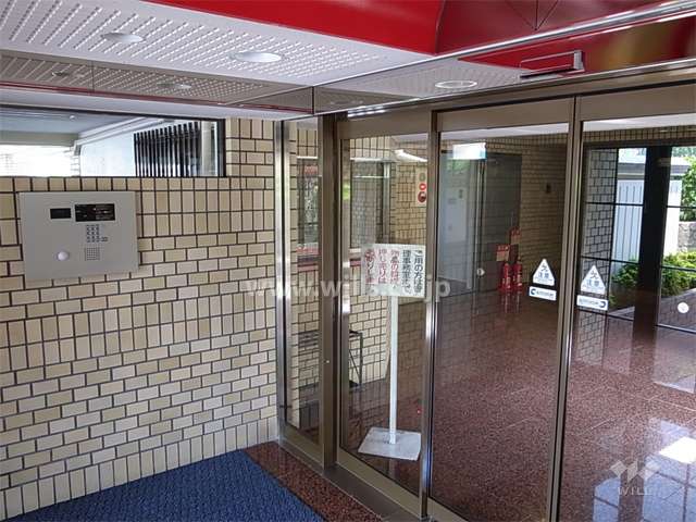 エントランスはオートロック付きです。