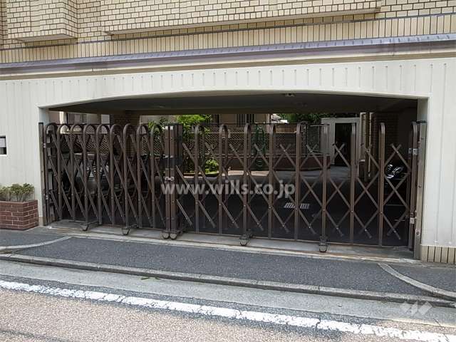 建物1階部分にある敷地内駐車場