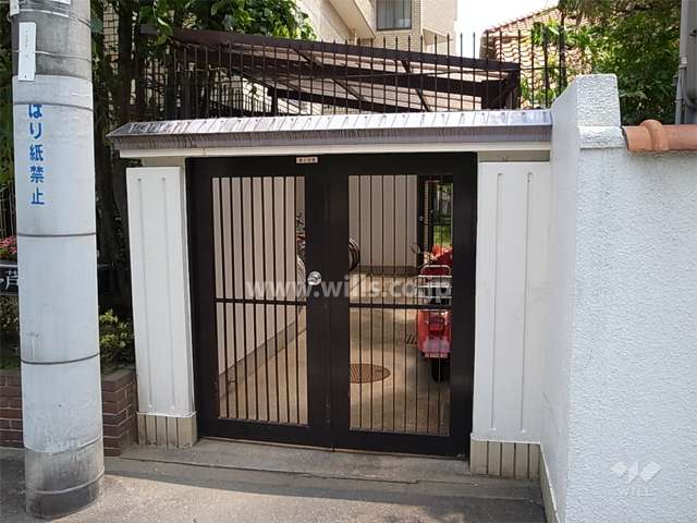 扉付きの駐輪場