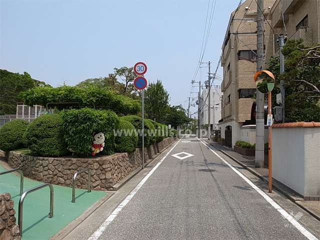 敷地北側の前面道路。道路は挟んで向かい側には「打出公園」があります。