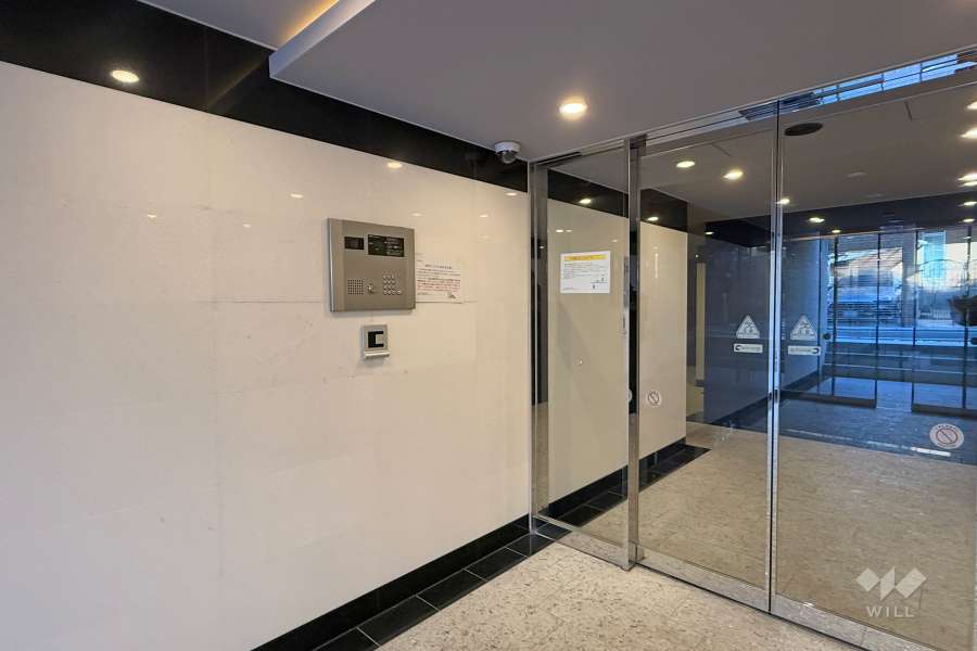 エントランスはオートロック付きです。