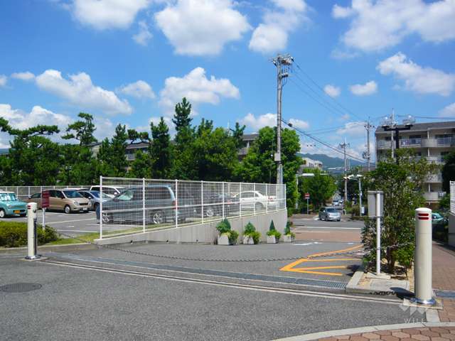 駐車場出入り口はロボットゲートです。