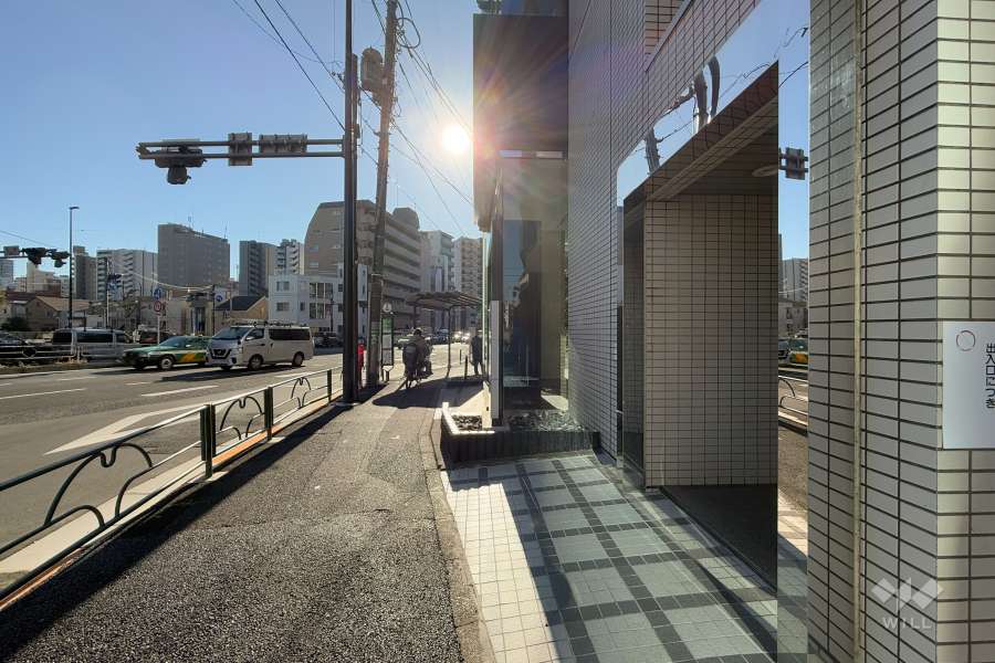 敷地の北東側前面道路（北西側から）
