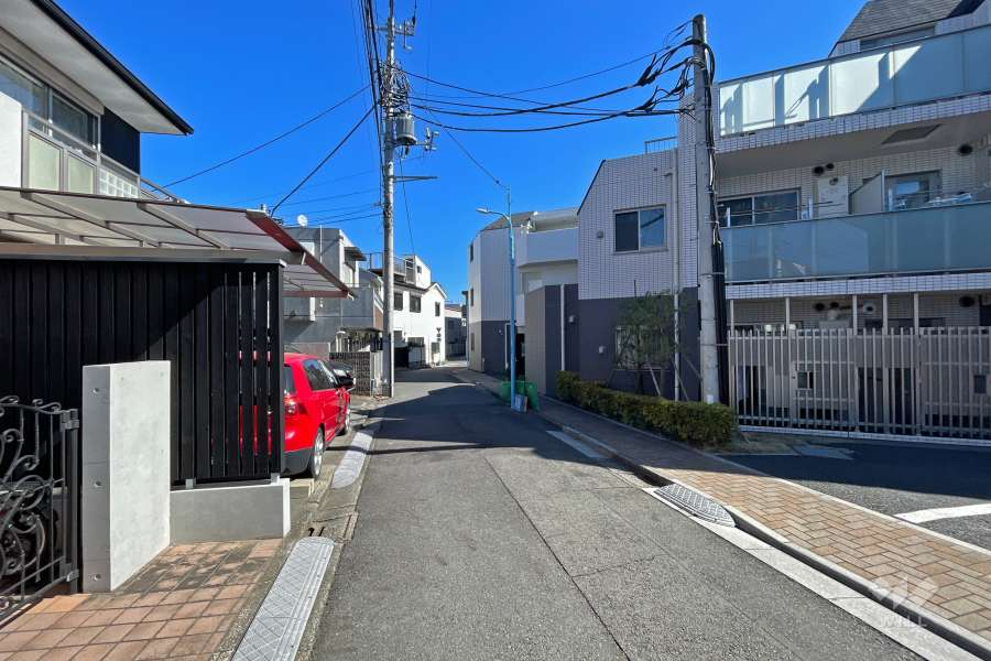 敷地北側の前面道路（西側から）