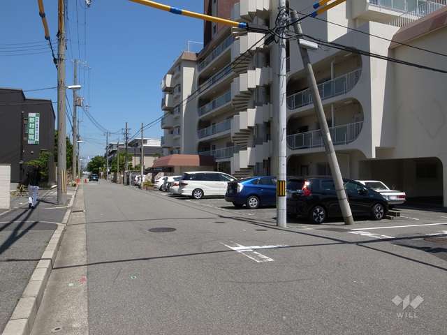 敷地北西側の前面道路（南西側から）