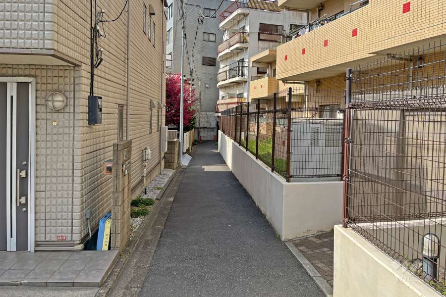 敷地の南側前面道路（東側から）