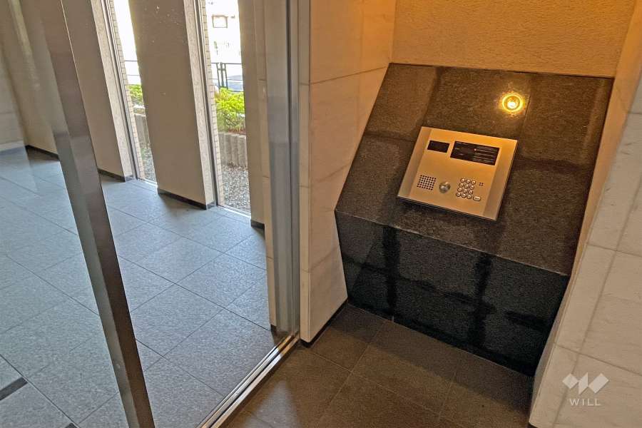 エントランスはオートロック付きです。