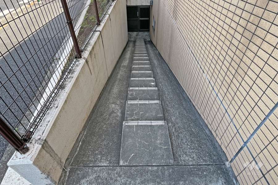 屋内駐輪場へのアプローチ
