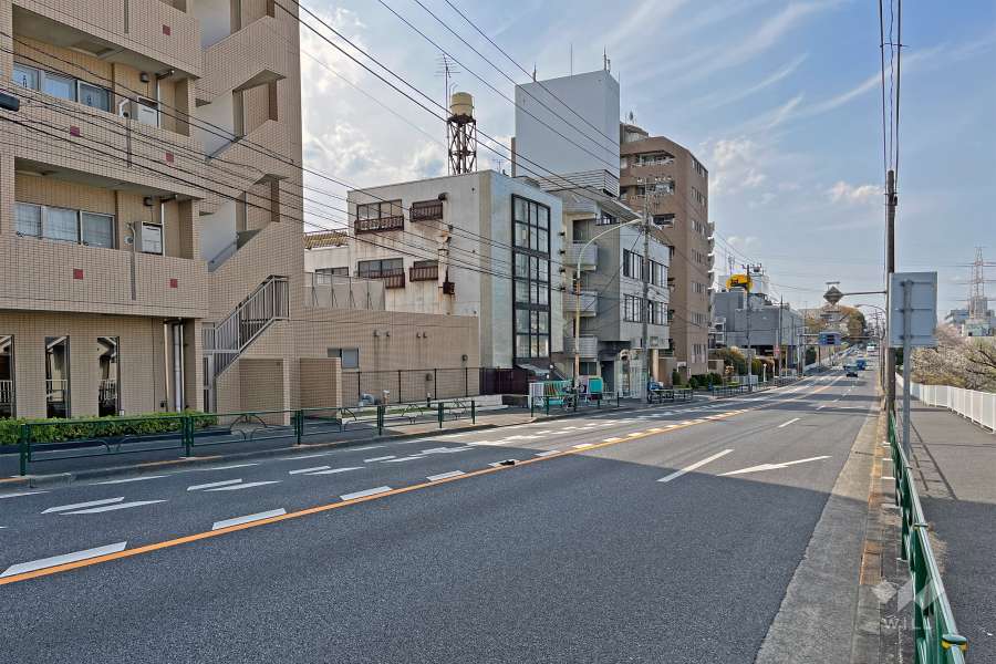 敷地の北側前面道路は井の頭通りです（東側から）。