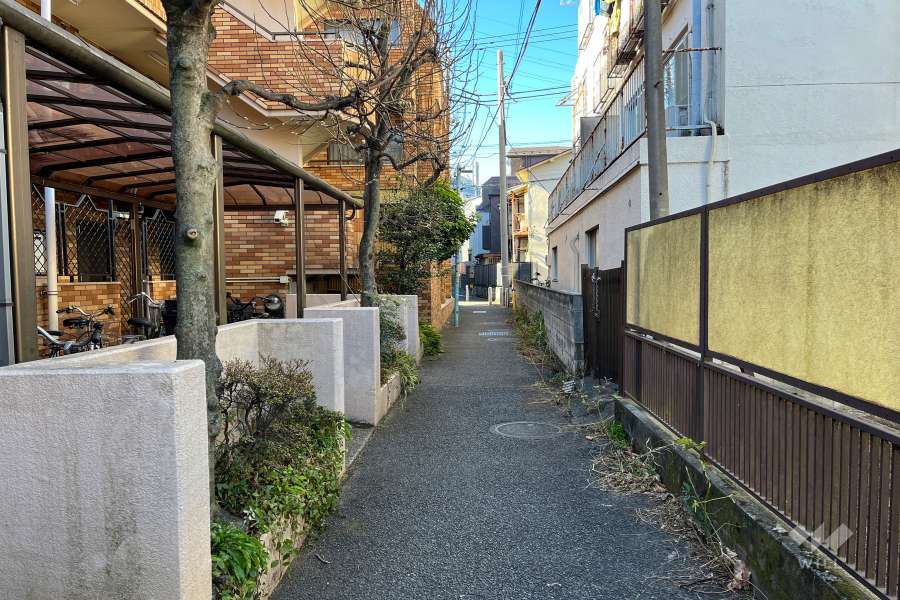 敷地北側の前面道路　