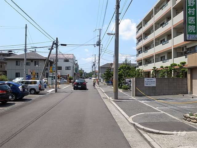 敷地南側の道路。周辺は区画の整った住宅地です。