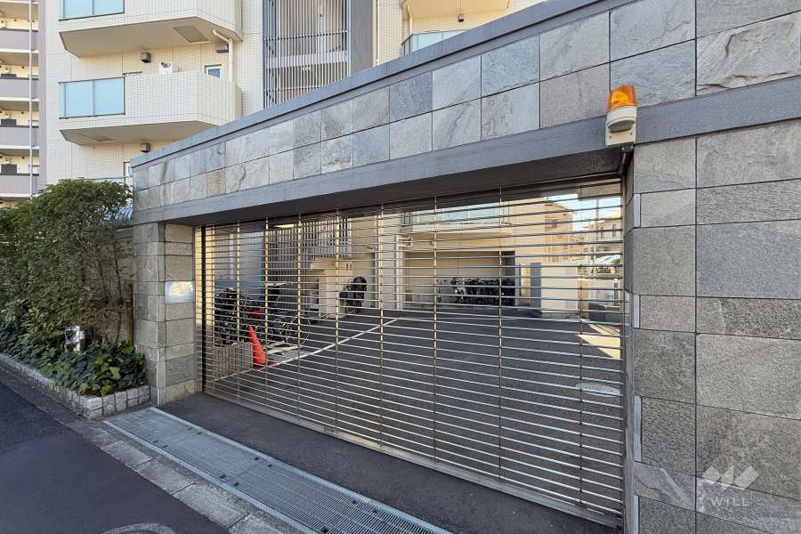 駐車場の出入り口（リングシャッター付き）