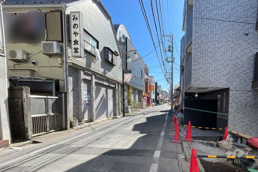 敷地の北側前面道路（西側から） 