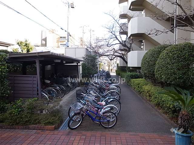 駐輪場。敷地内も緑豊かです。