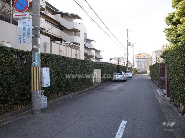 周辺には生け垣のある家が多く、グリーンコーポ芦屋の敷地も生け垣に囲まれています。