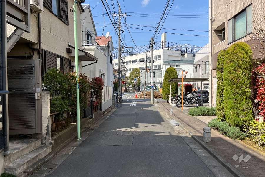 敷地西側の前面道路