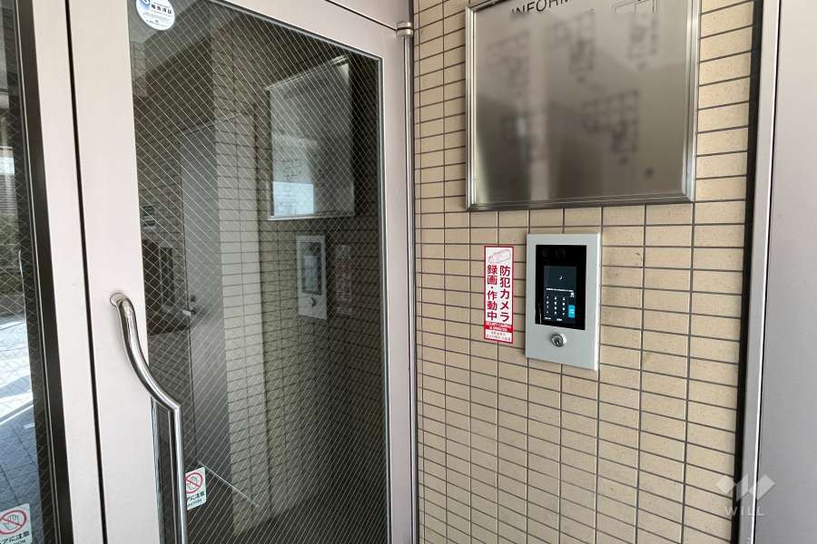 エントランスはオートロック付きです。