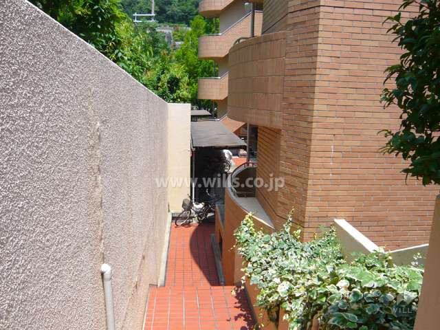 共用部分。奥に見えるのは駐輪場です。