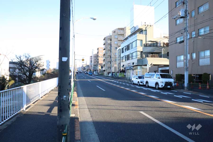 敷地東側の前面道路（北側から）